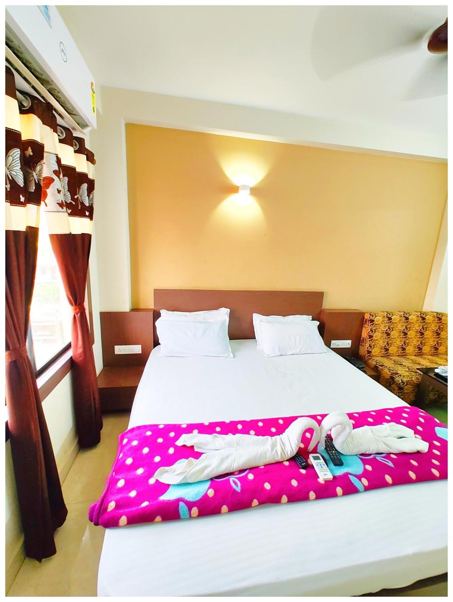 U!k Palace Near Sea And Jagannath Temple - Free Wifi- Lift And Parking Facilities - Fully Air Conditioning & Luxuary - A Rated In